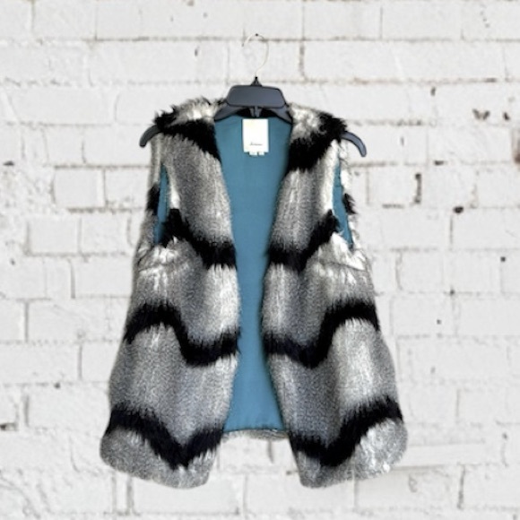 Anthropologie Elevenses Shaggy Black/Gray Chevron Striped Faux Fur Vest Small - Picture 1 of 12